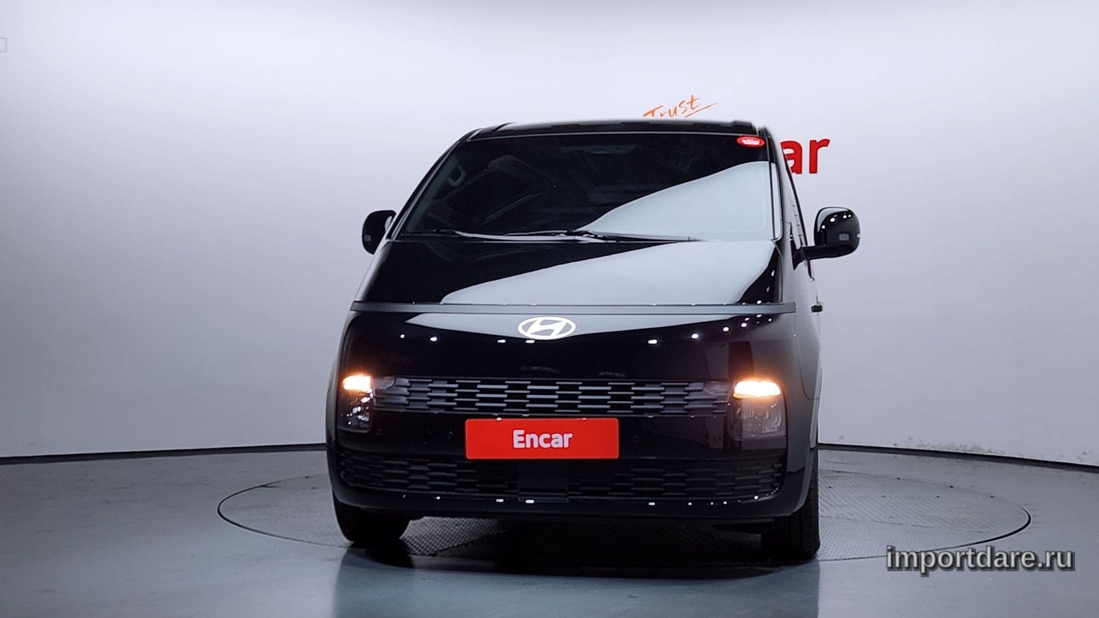 Hyundai Staria сбоку