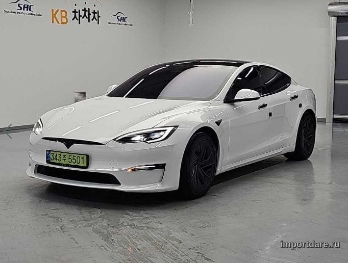Tesla Model S сзади