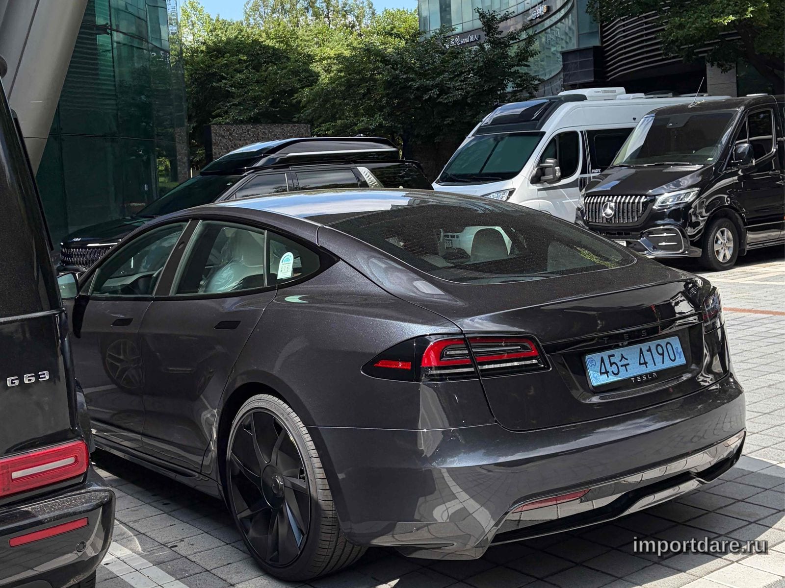 Tesla Model S спереди