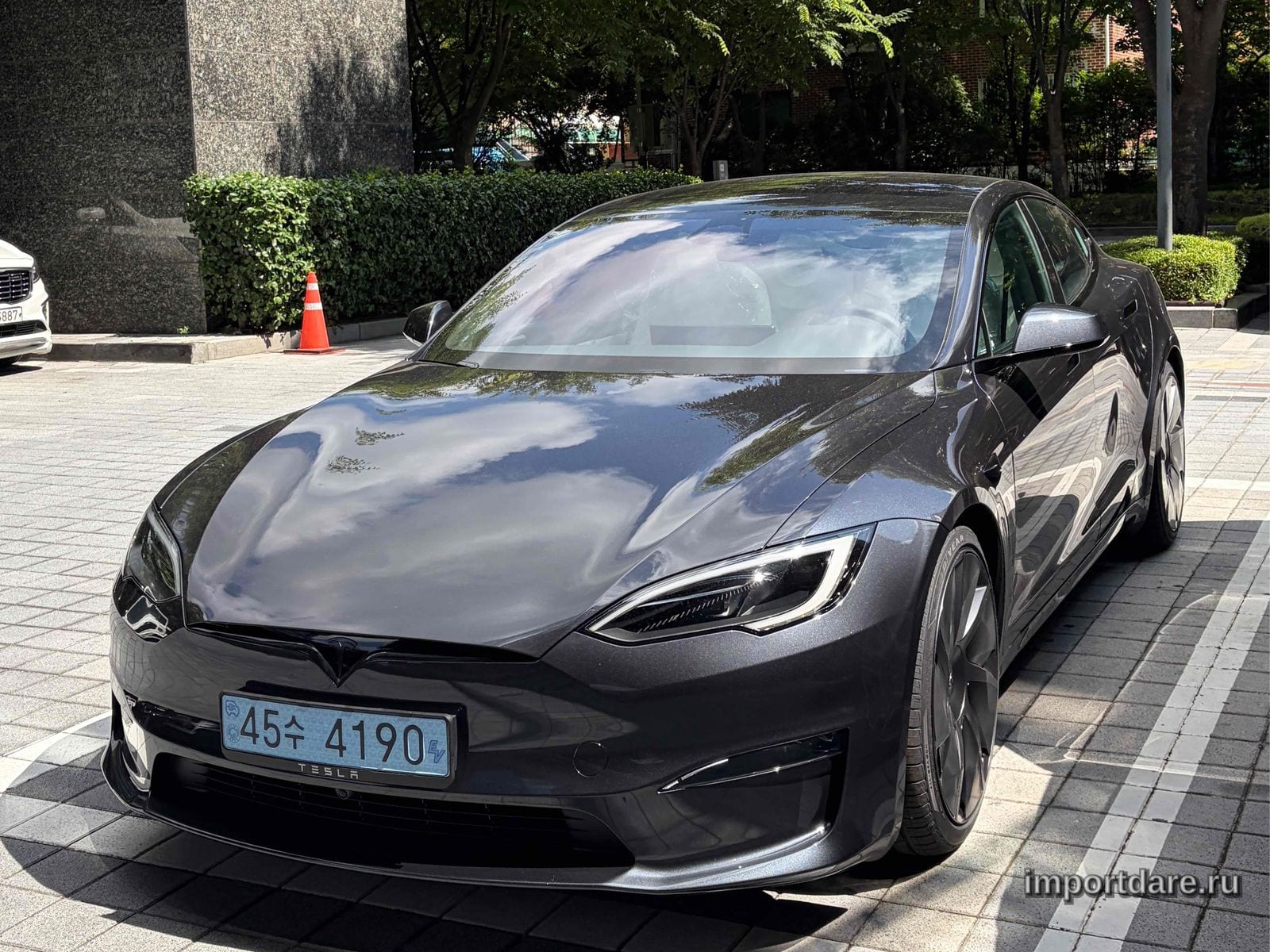 Tesla Model S сбоку