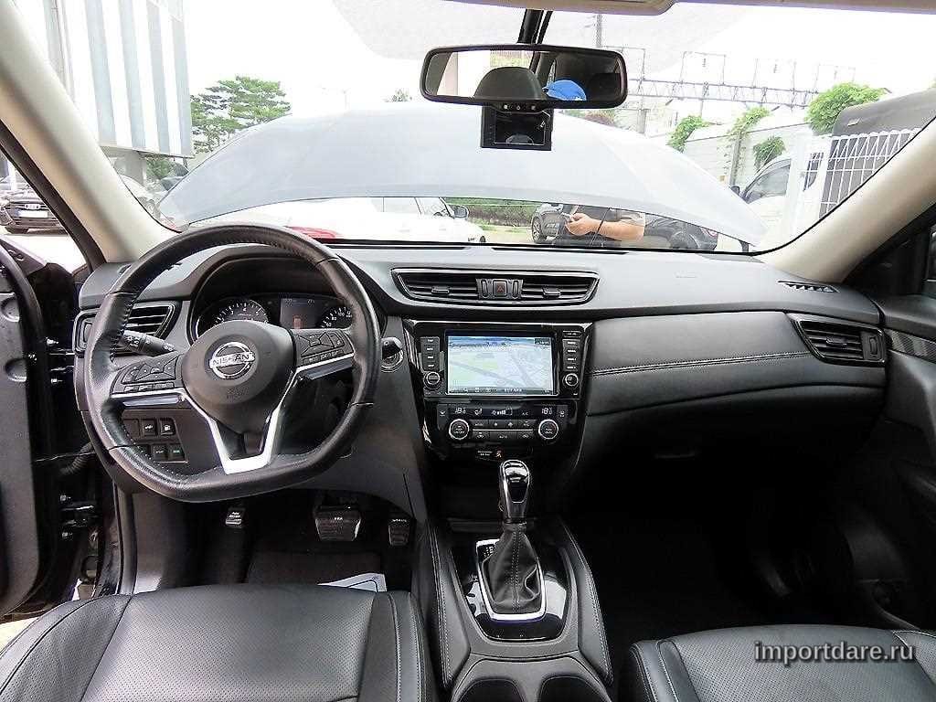 Nissan X-Trail сзади