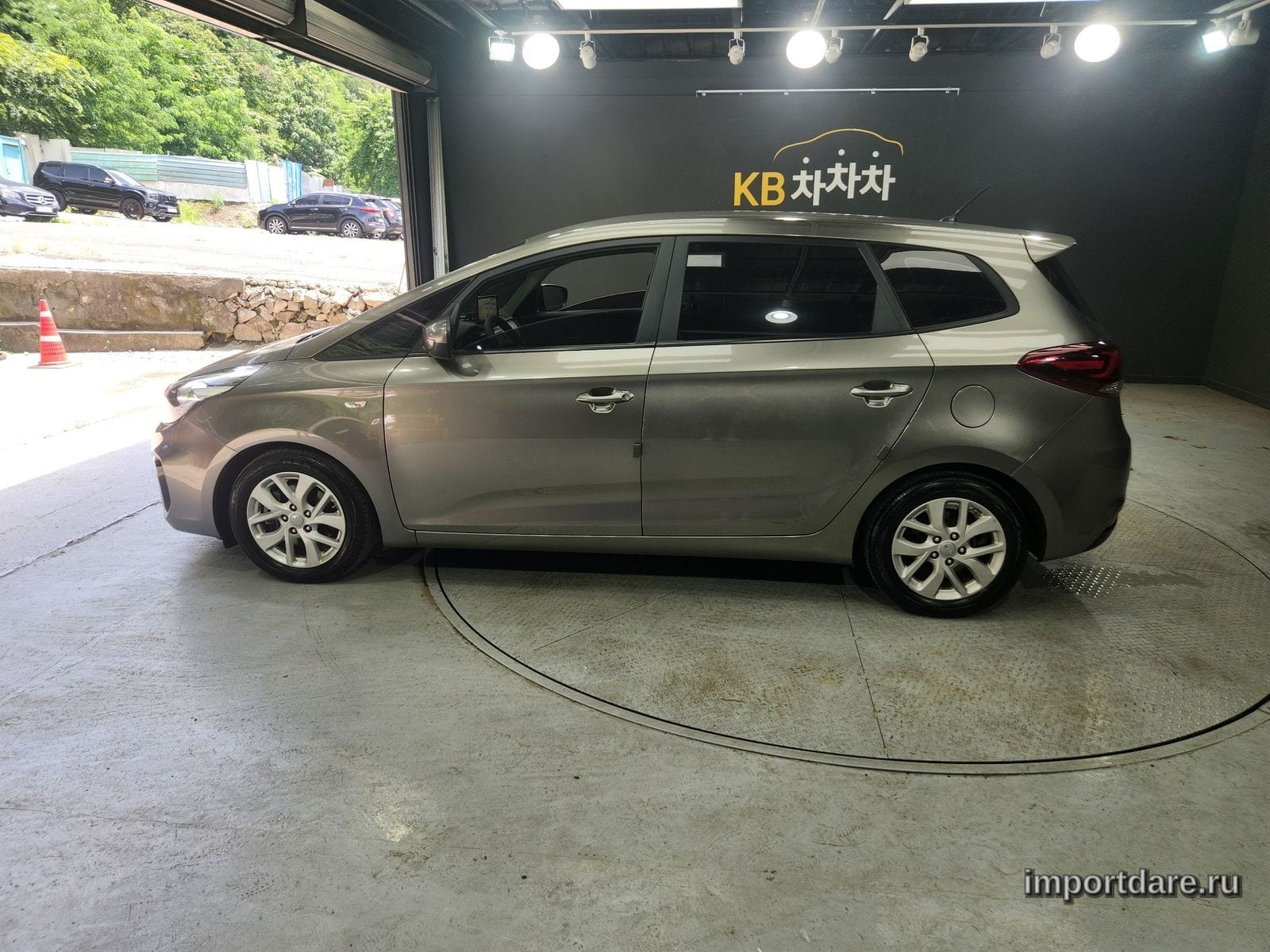 Kia Carens сбоку
