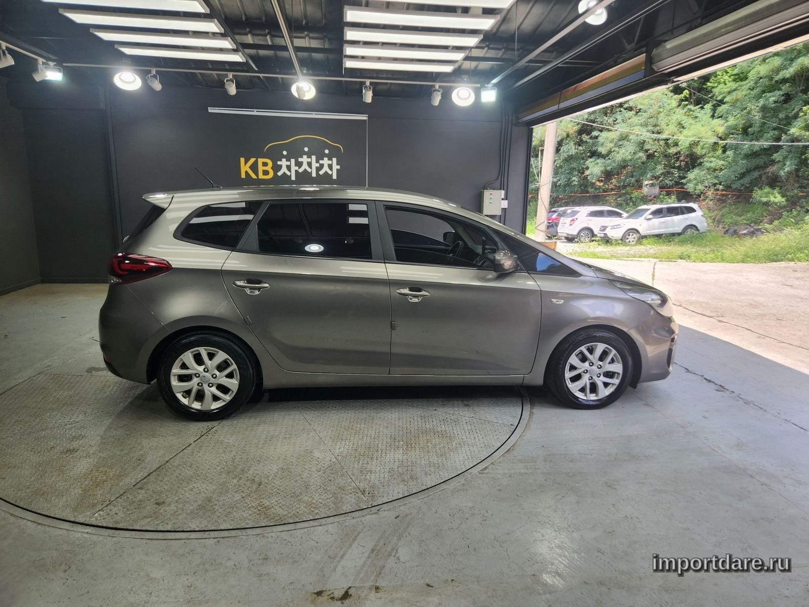 Kia Carens сзади