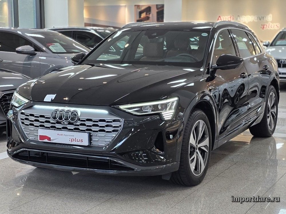 Audi Q8 E-Tron Ge спереди
