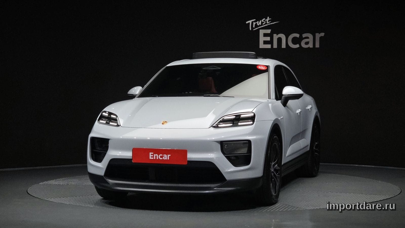 Porsche Macan EV сбоку
