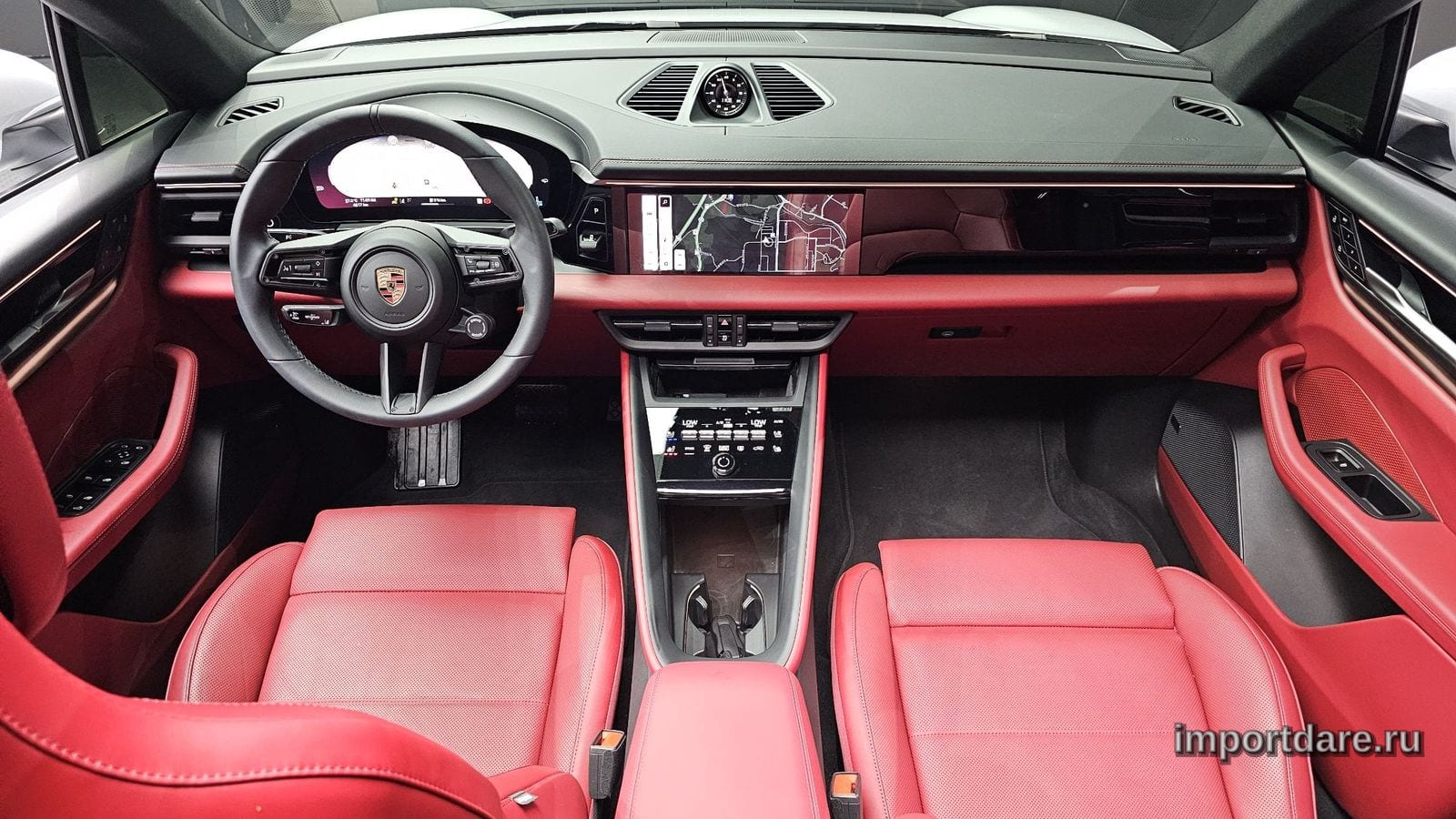 Porsche Macan EV сзади