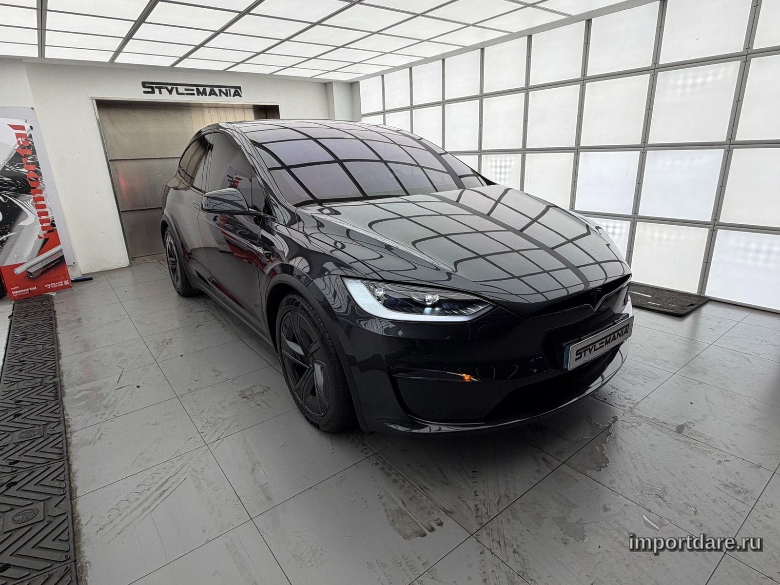 Tesla Model спереди