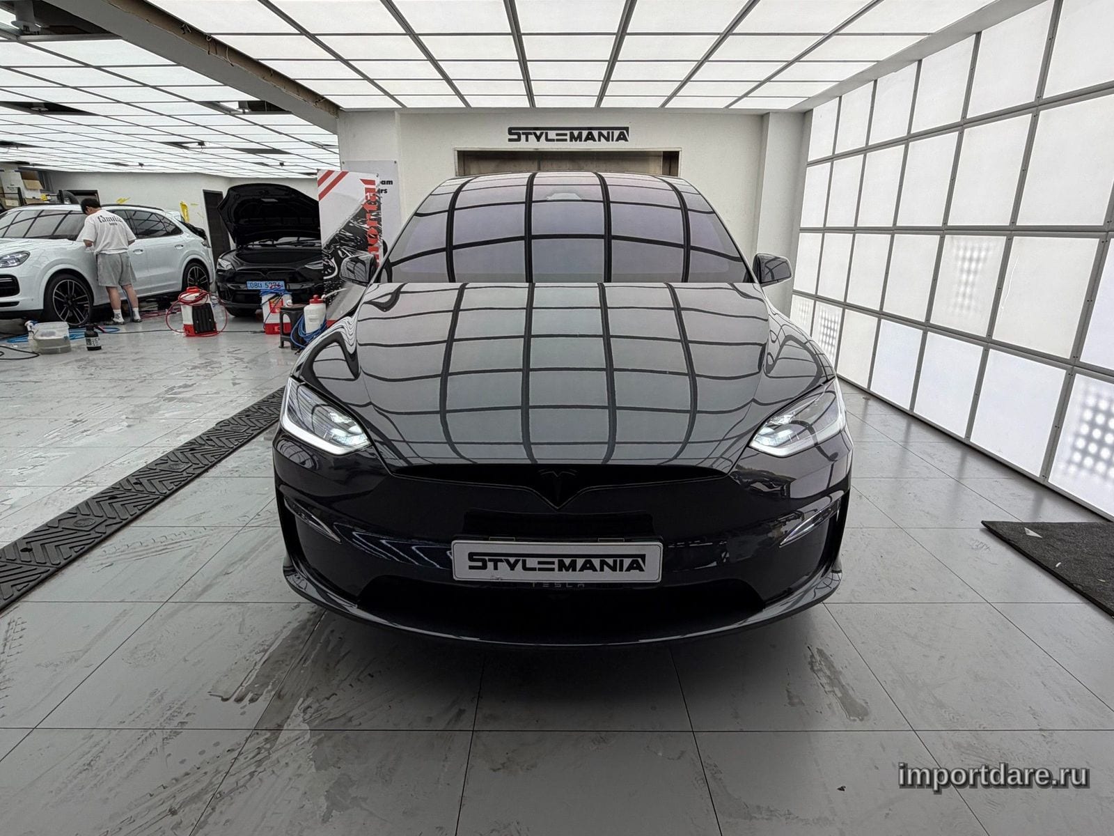 Tesla Model сбоку