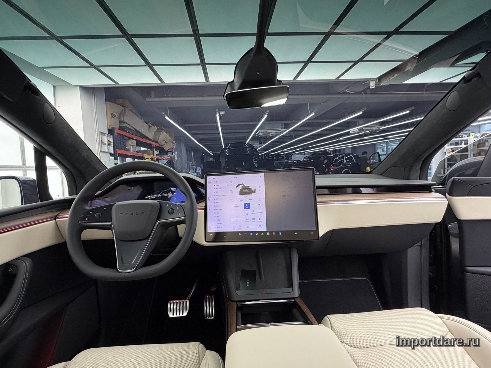 Tesla Model сзади