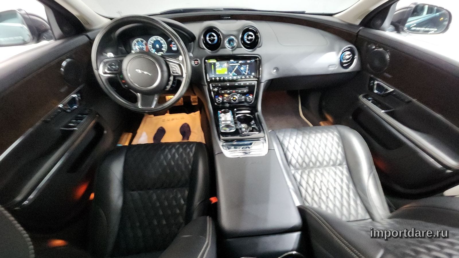 Jaguar Xj сзади