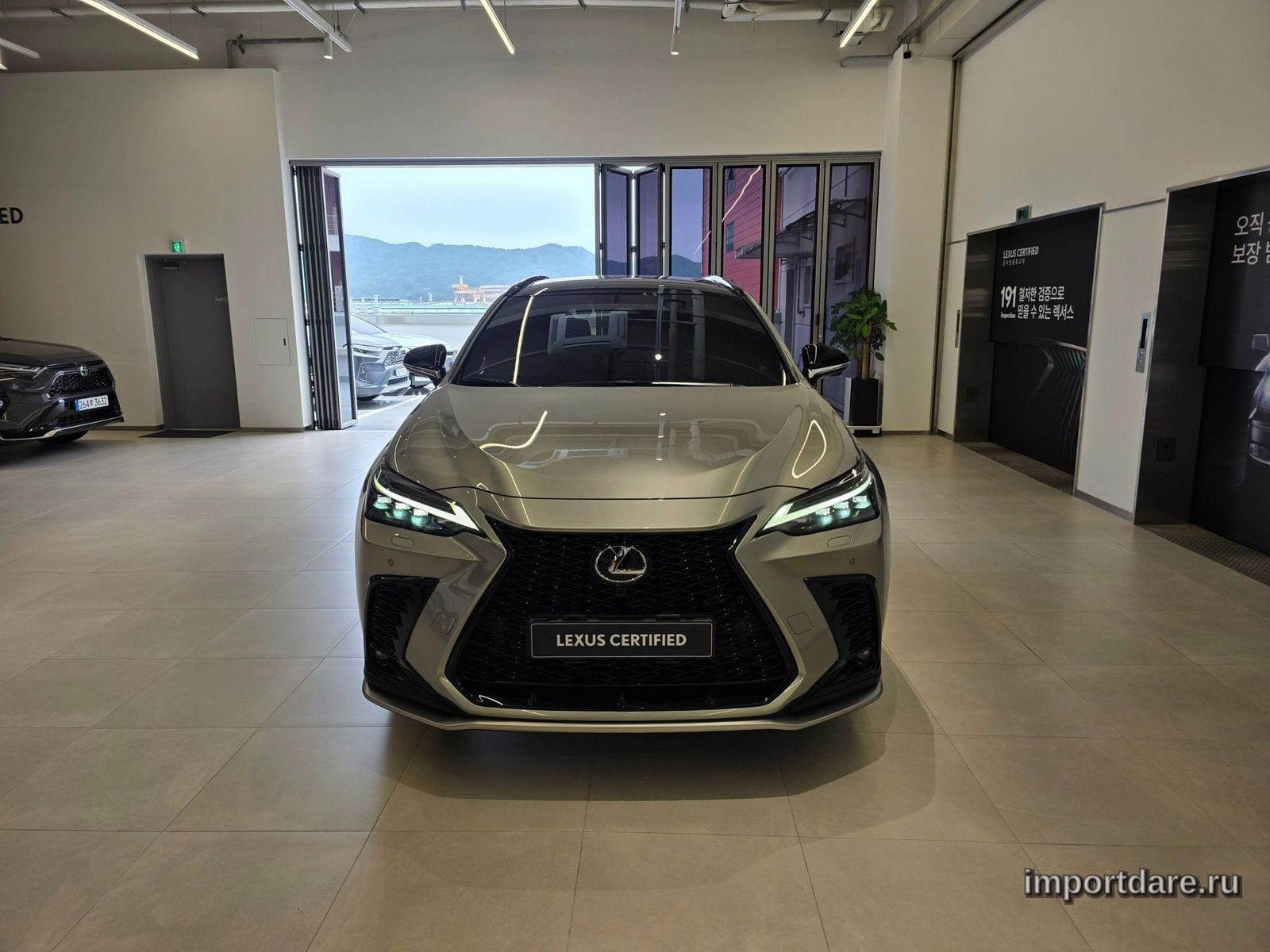 Lexus Nx450h+ сбоку
