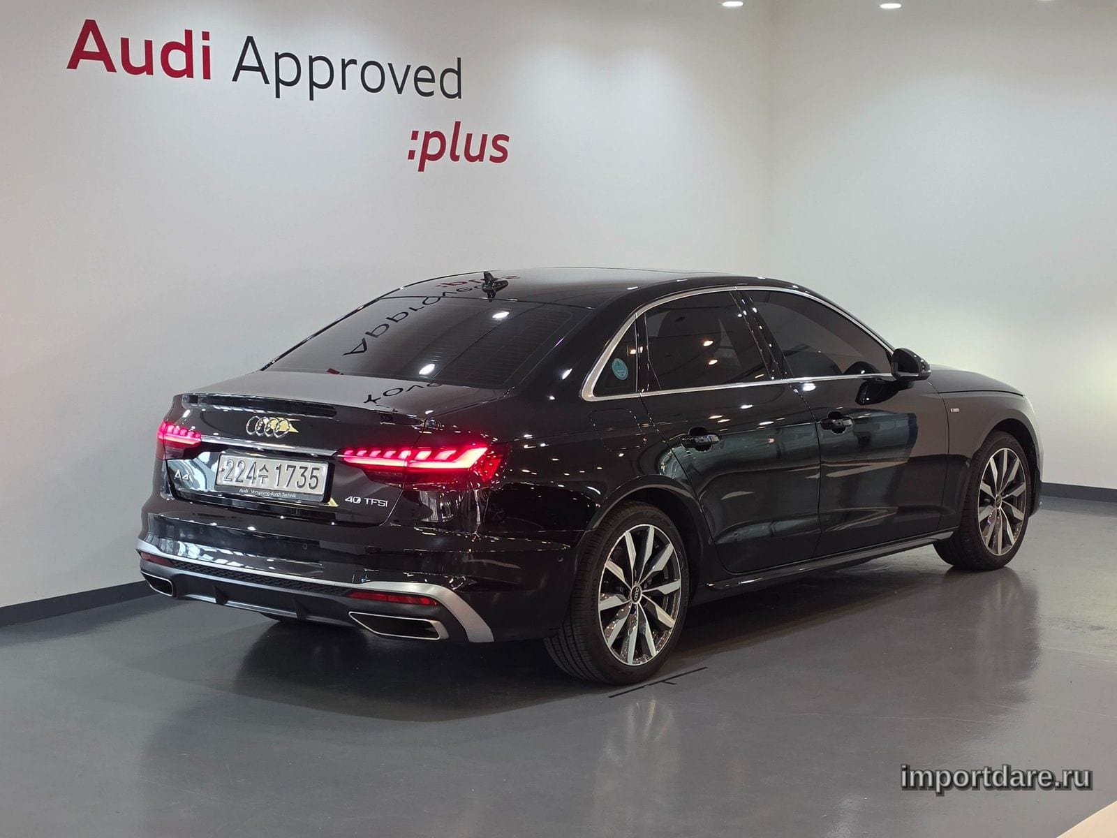 Audi A4 сбоку