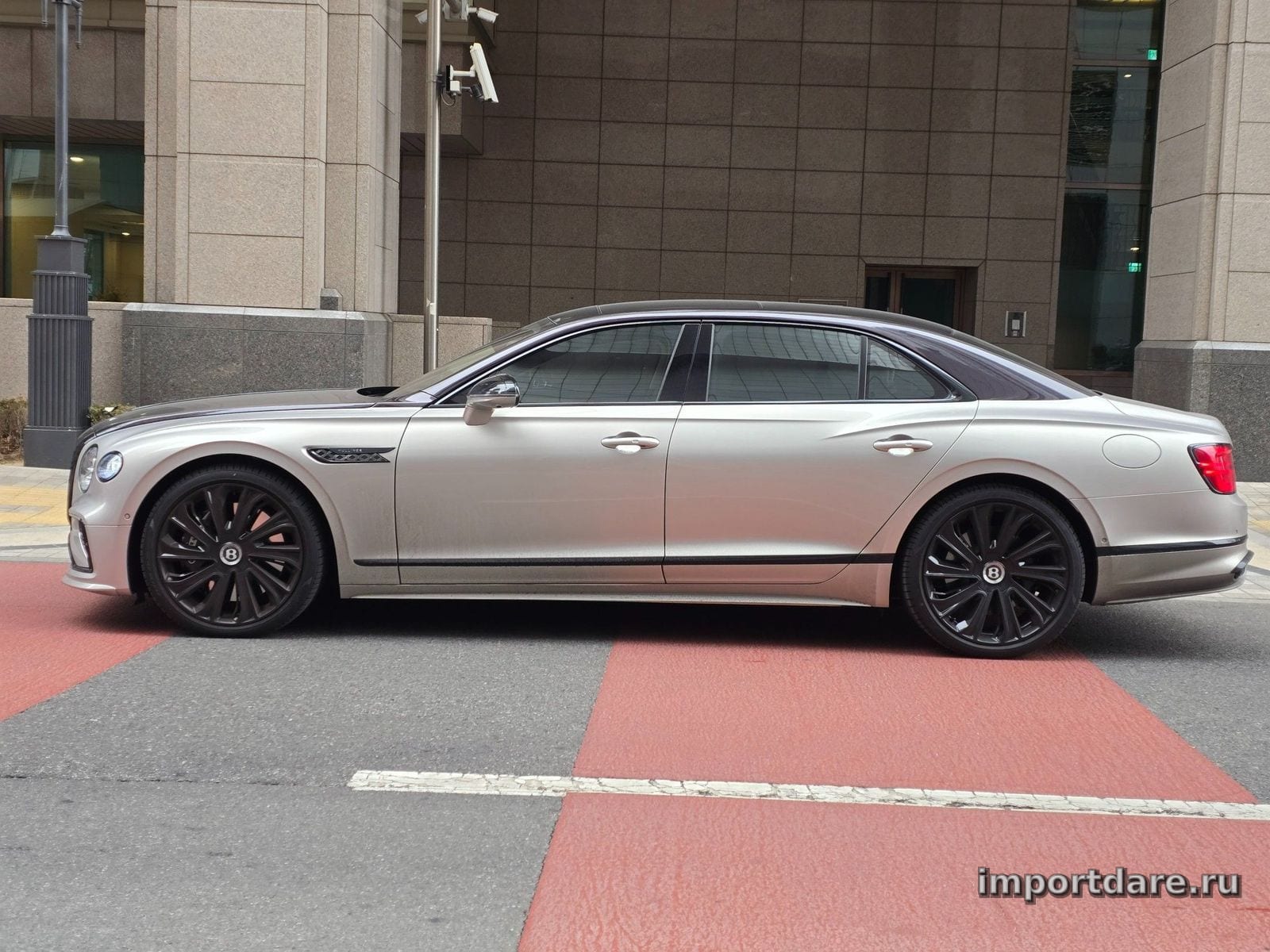 Bentley Flying Spur сбоку