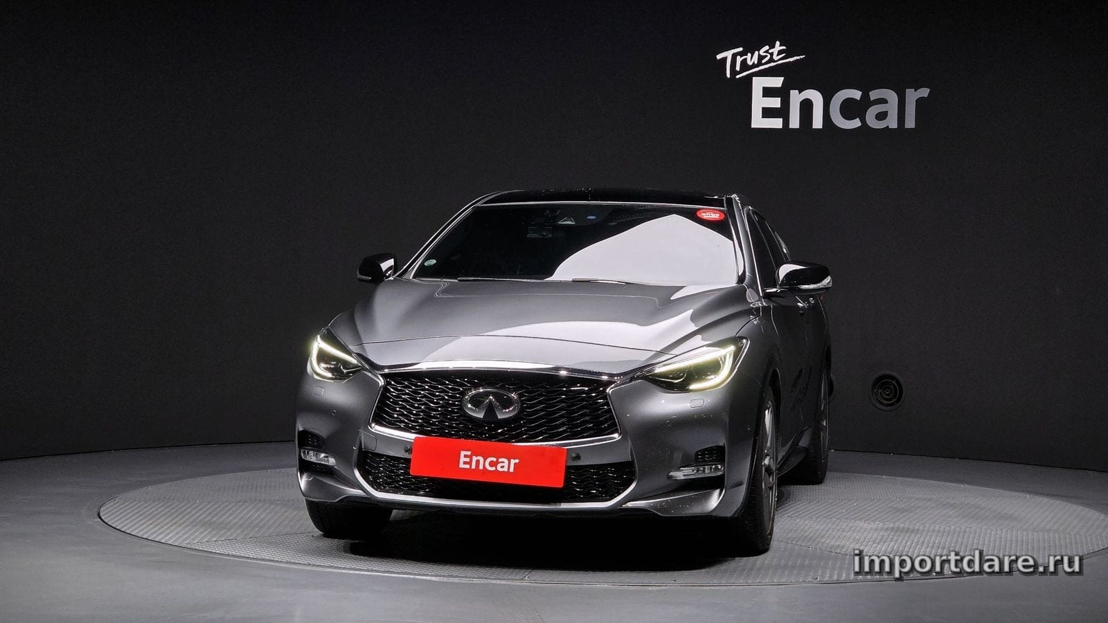Infiniti Q30 сбоку