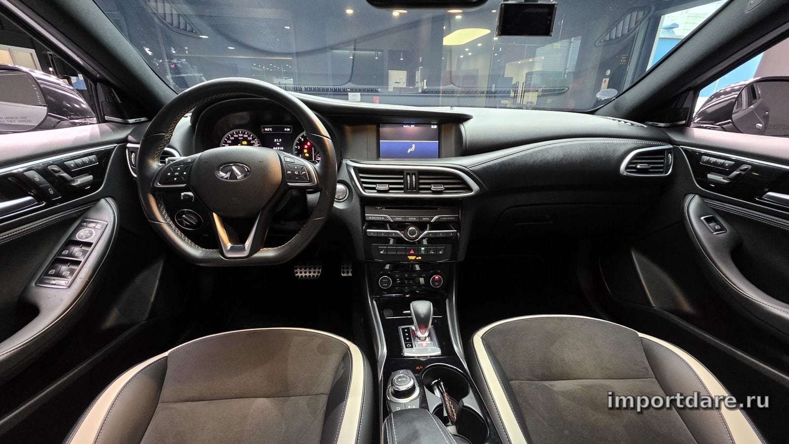 Infiniti Q30 сзади
