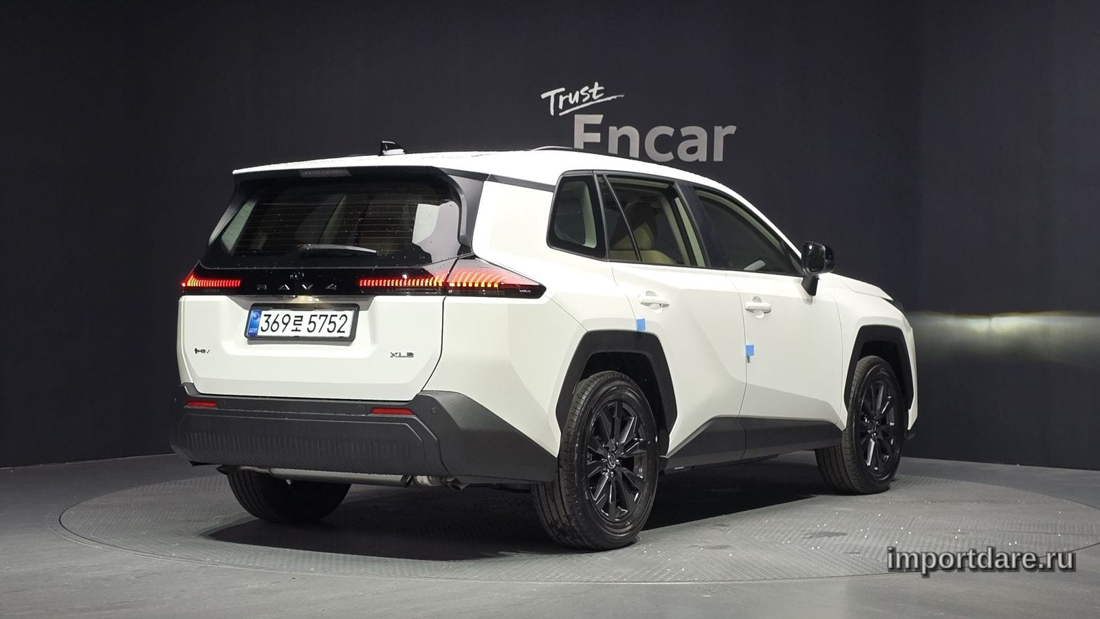 Toyota RAV4 сбоку