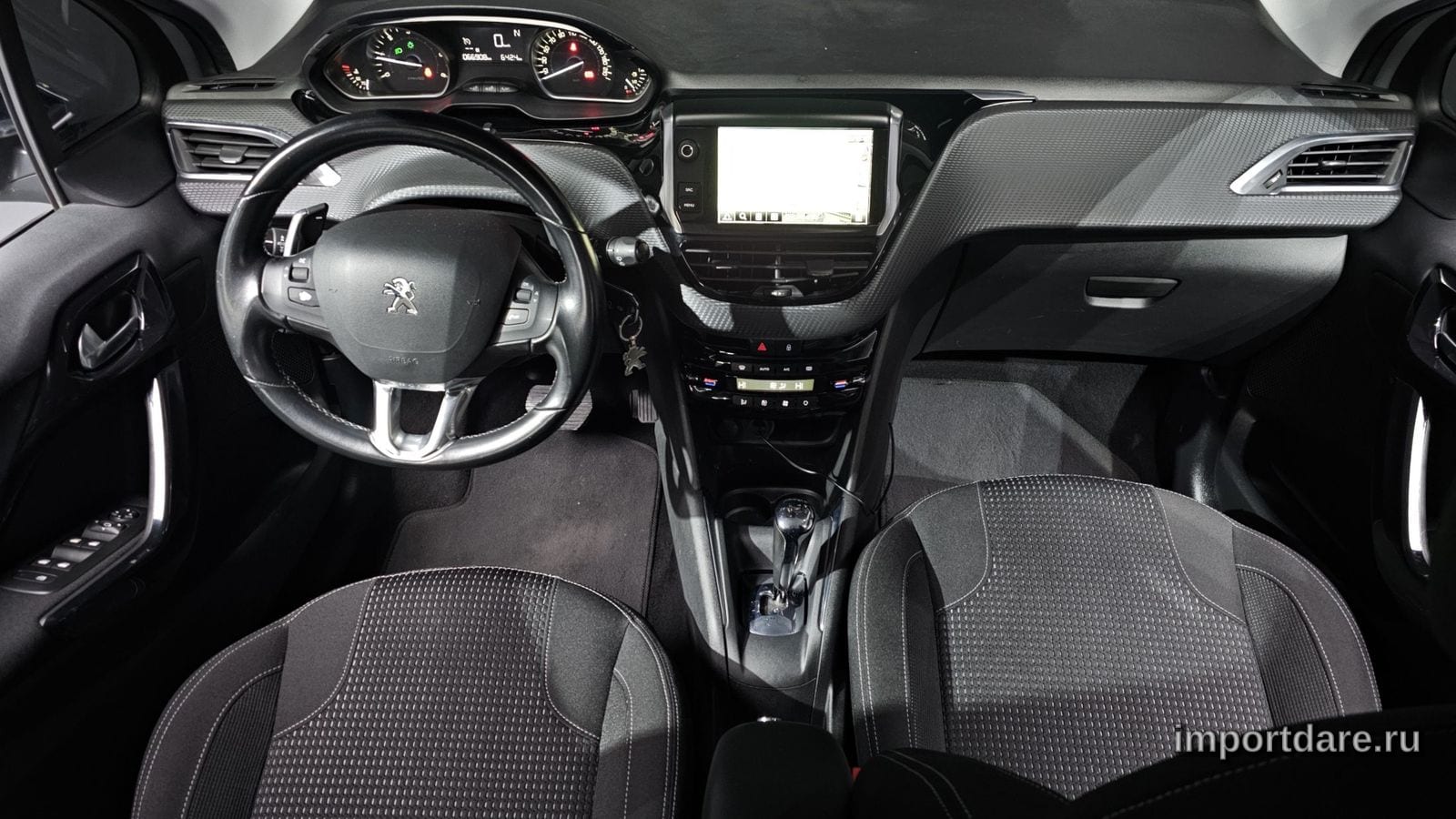 Peugeot 208 сзади