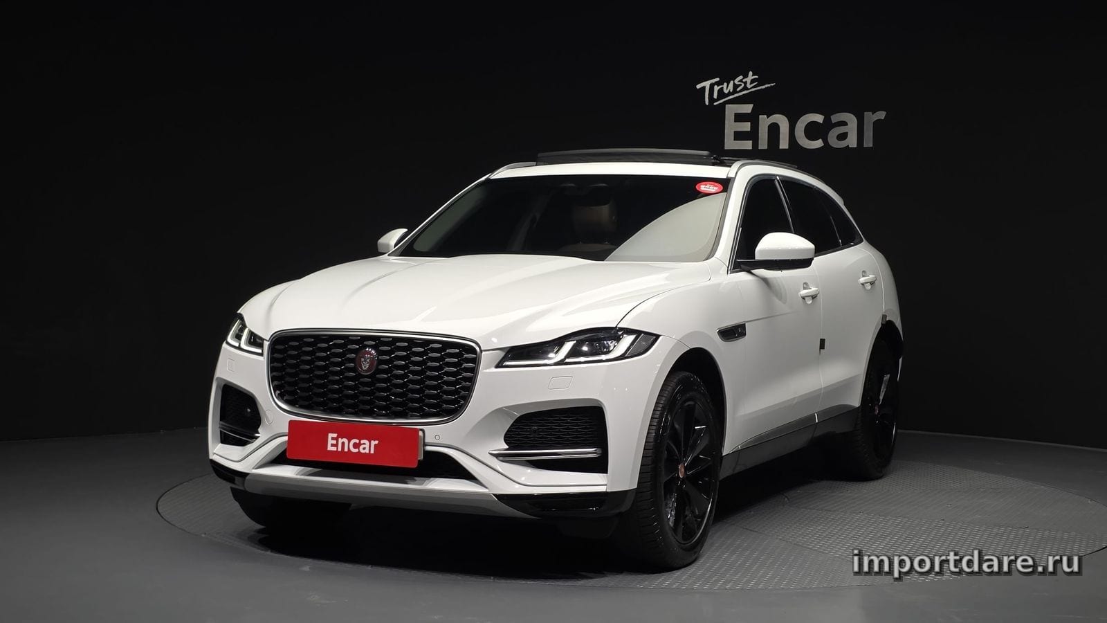Jaguar F-Pace спереди