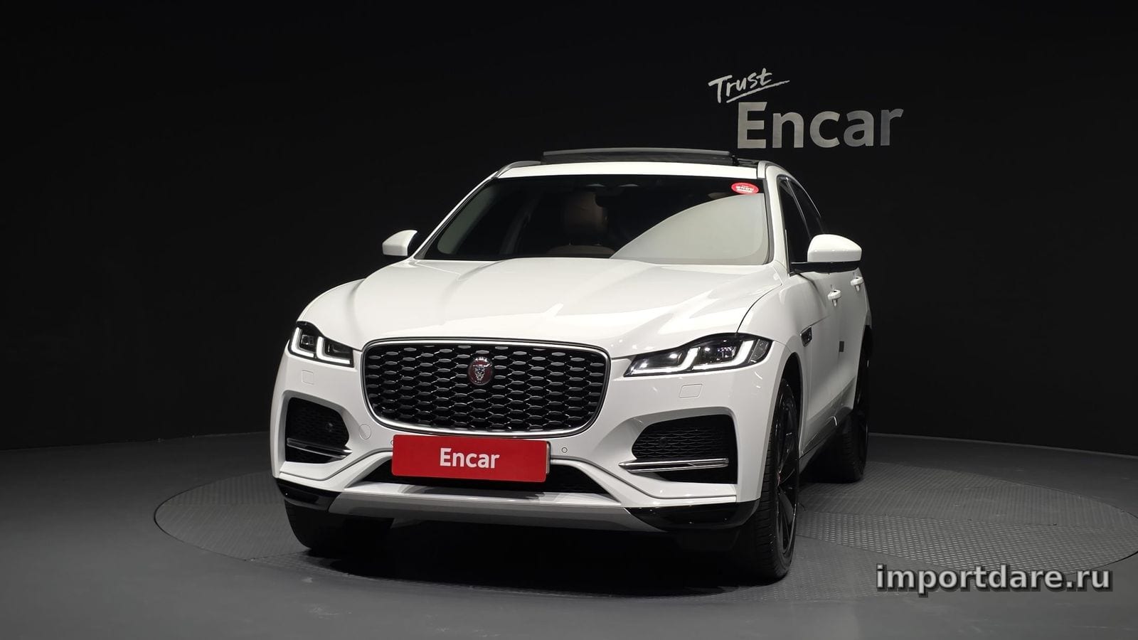 Jaguar F-Pace сбоку