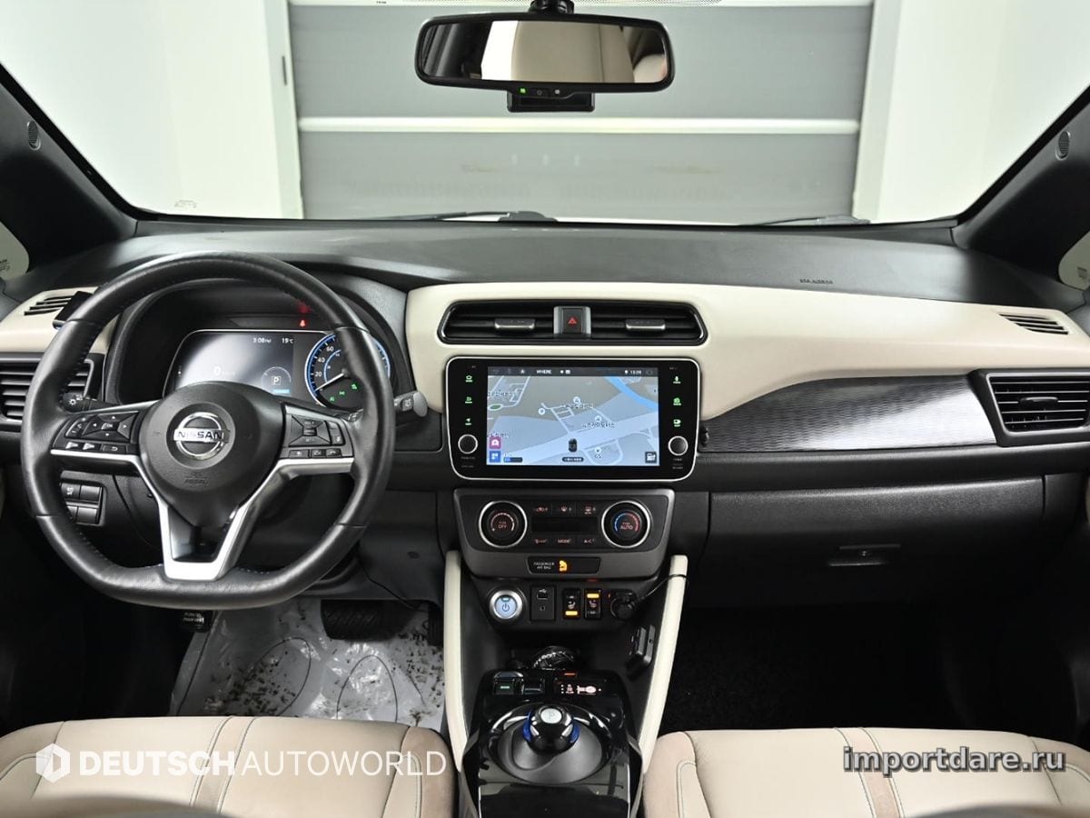 Nissan Leaf сзади