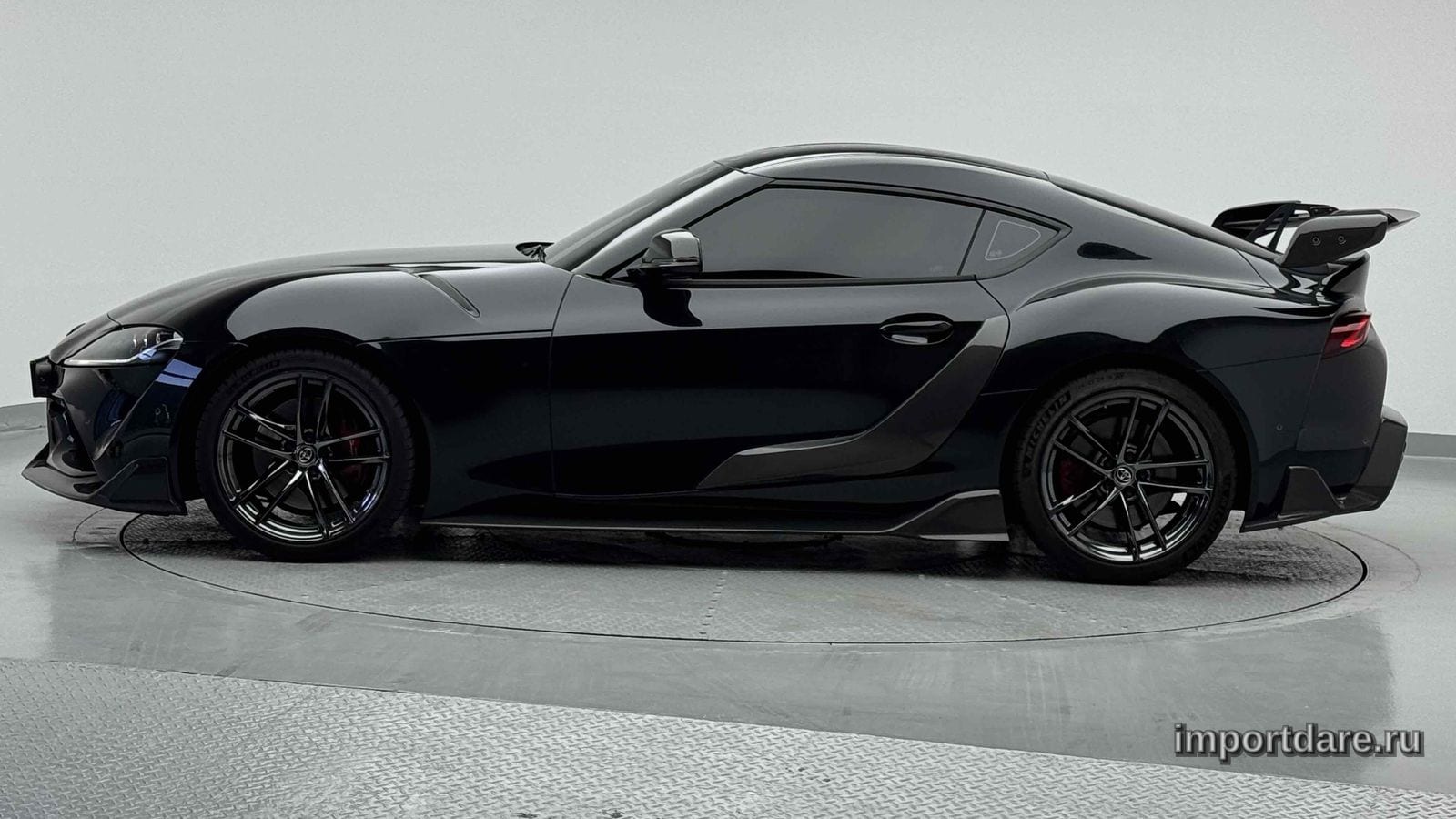 Toyota Supra сбоку