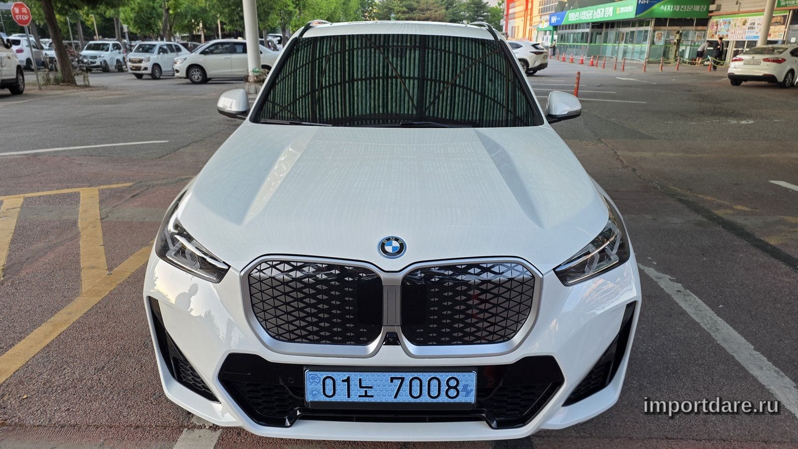 BMW Ix спереди
