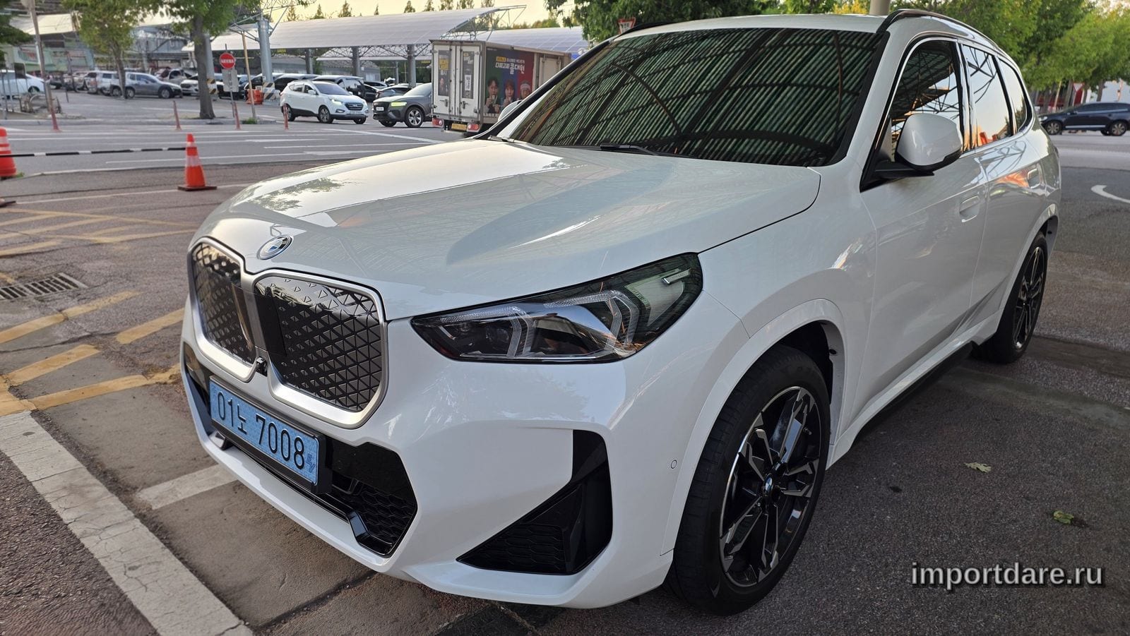 BMW Ix сбоку
