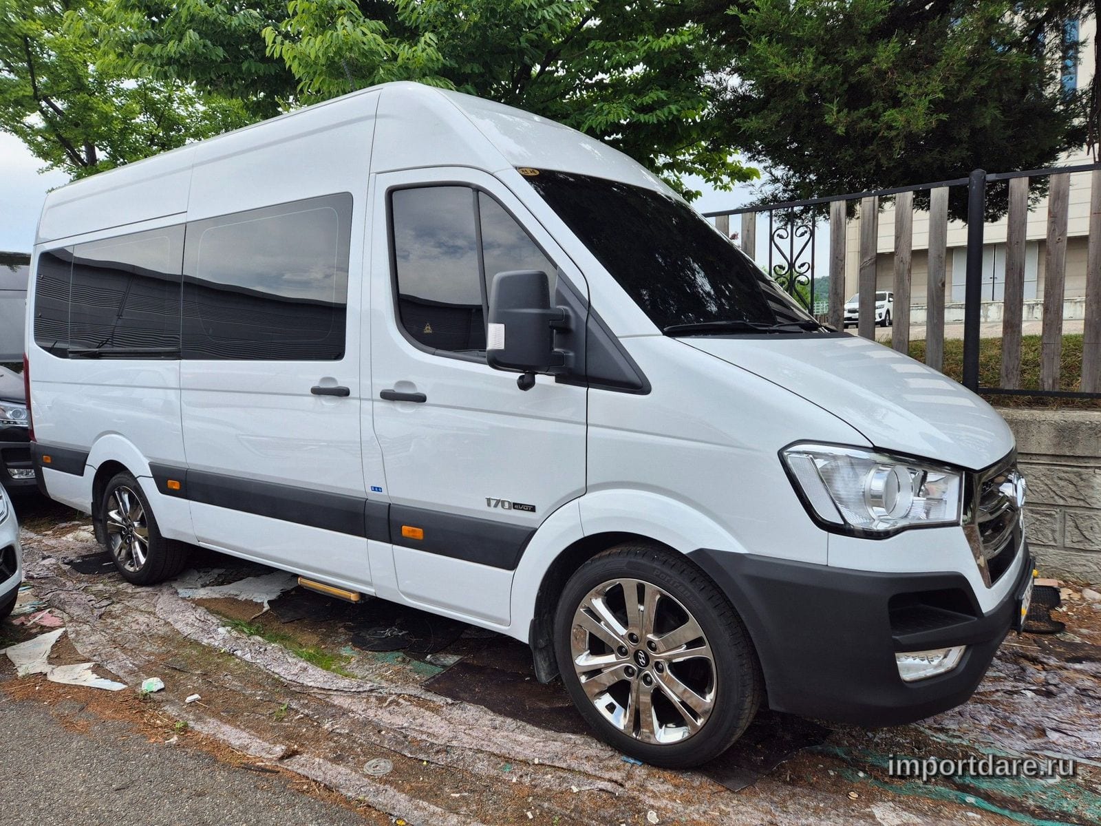 Hyundai Solati сбоку