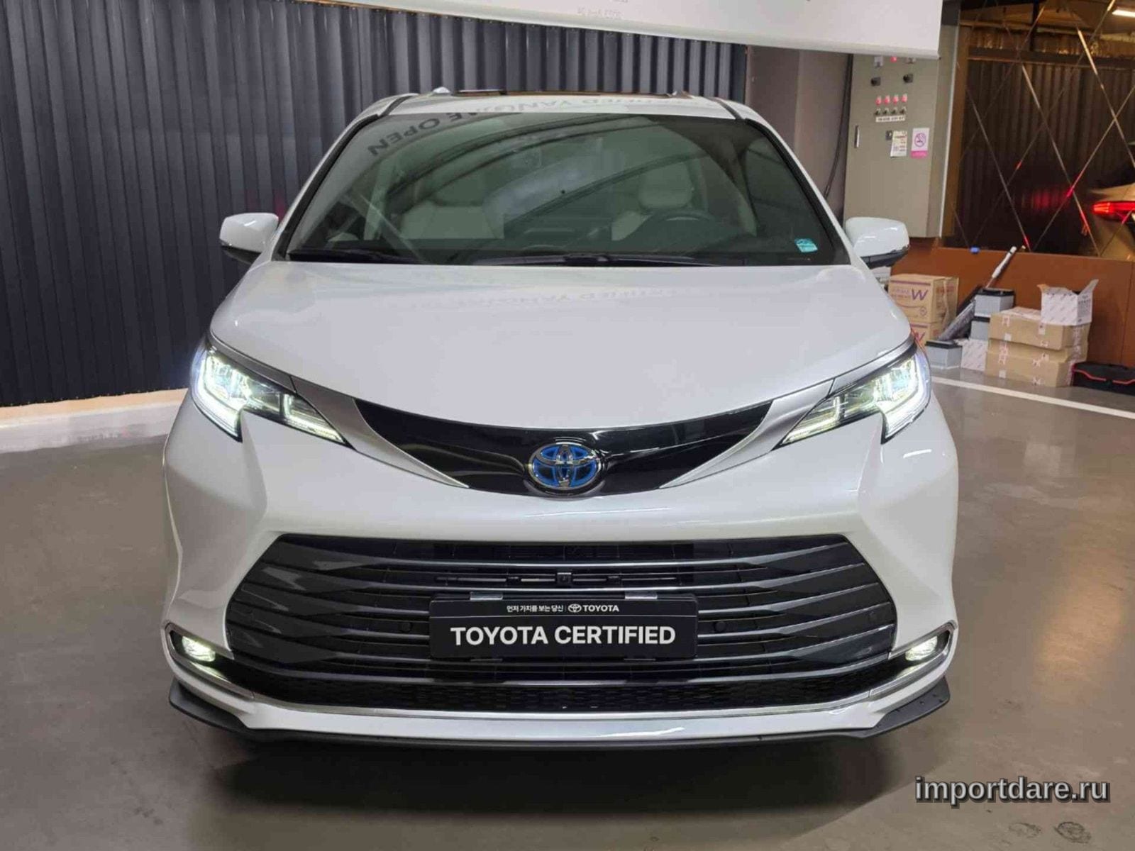 Toyota Sienna сбоку