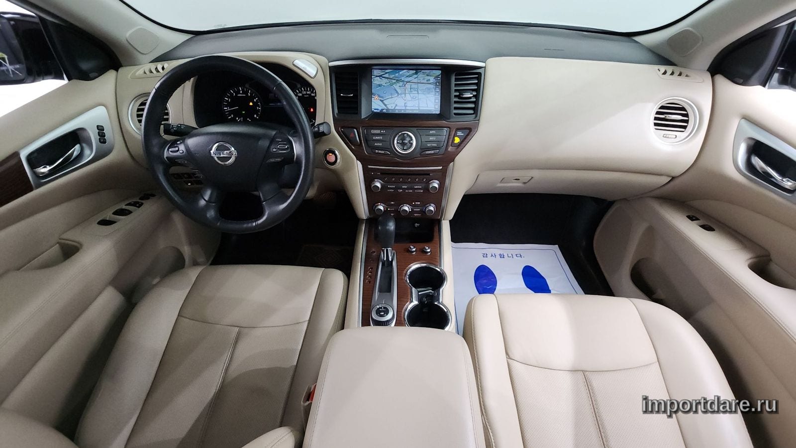 Nissan Pathfinder сзади