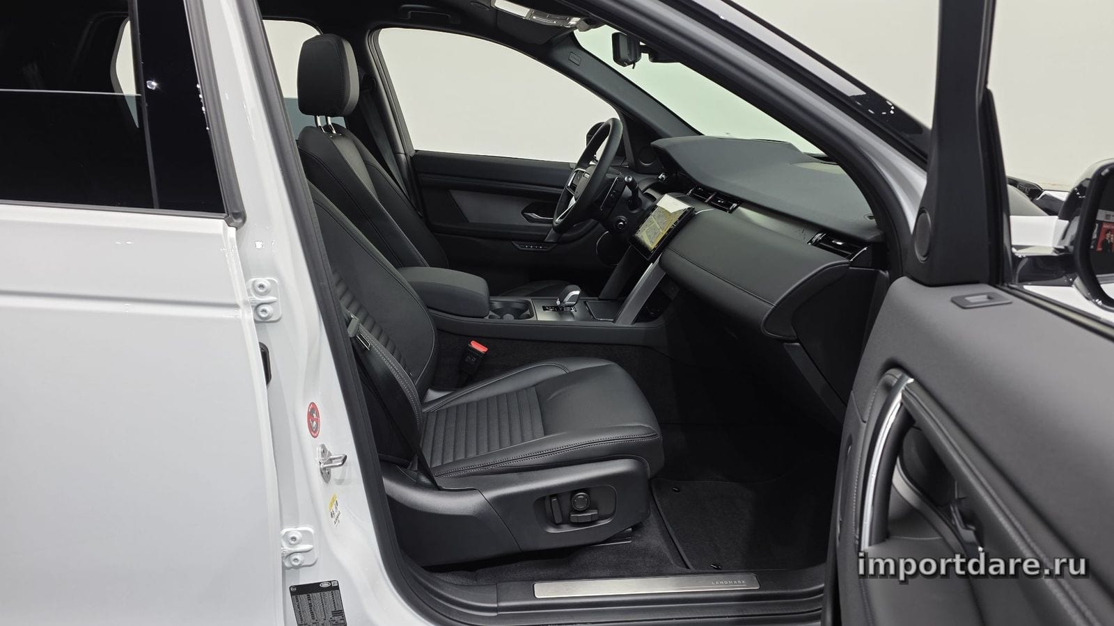 Land Rover Discovery Sport сбоку