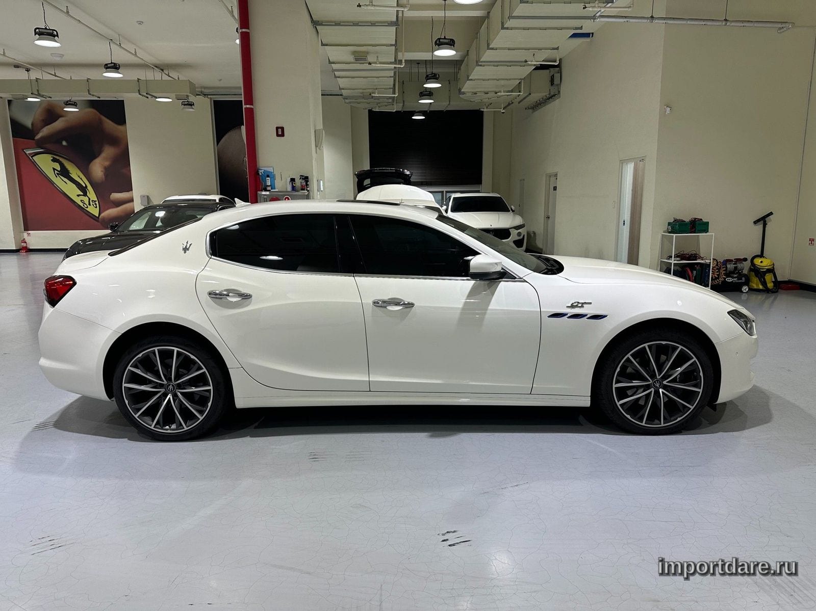 Maserati Ghibli сбоку