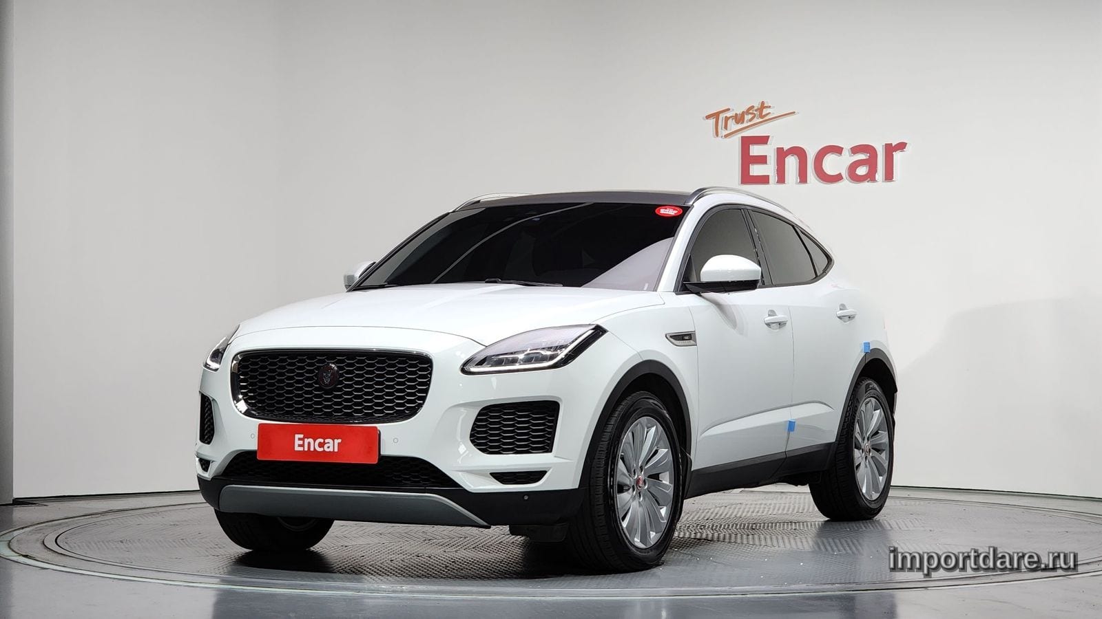 Jaguar E-Pace спереди