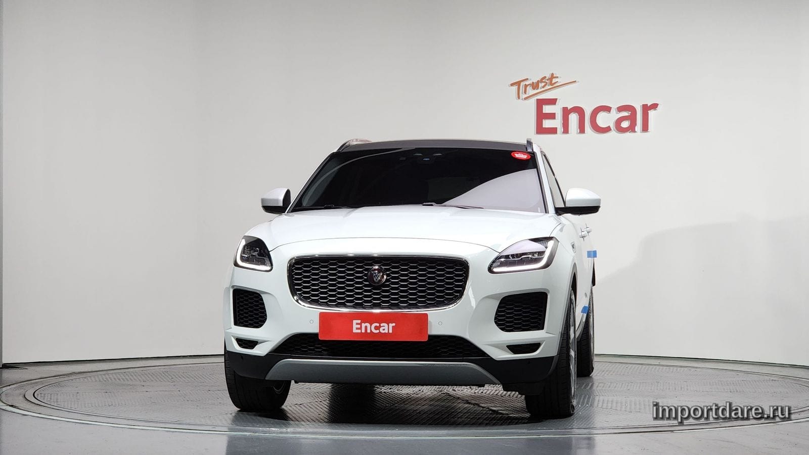 Jaguar E-Pace сбоку