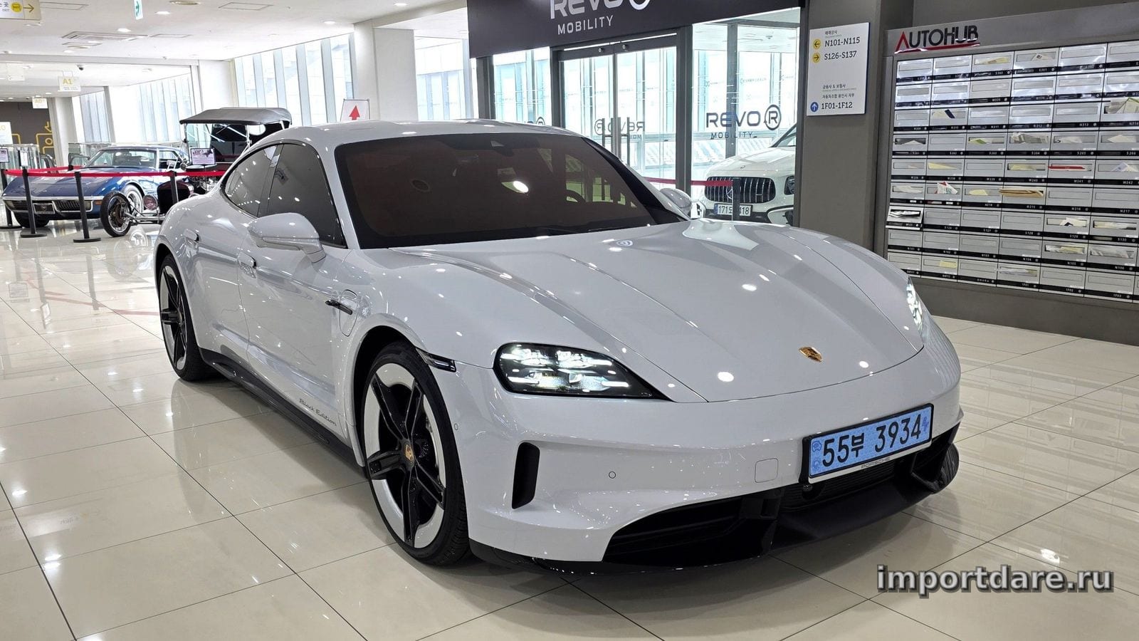Porsche Taycan сбоку