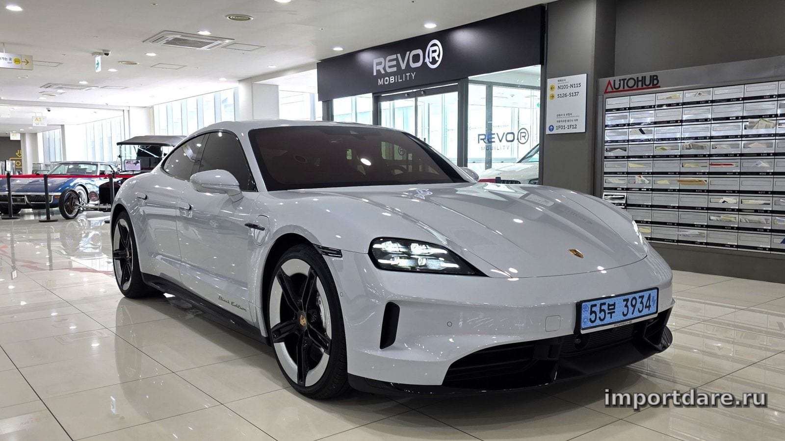 Porsche Taycan сзади