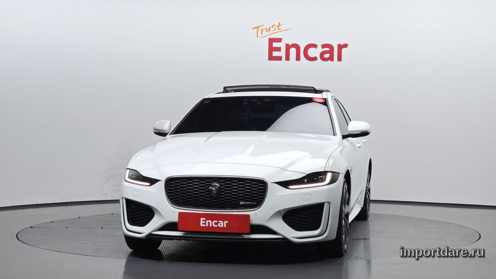 Jaguar Xe сбоку