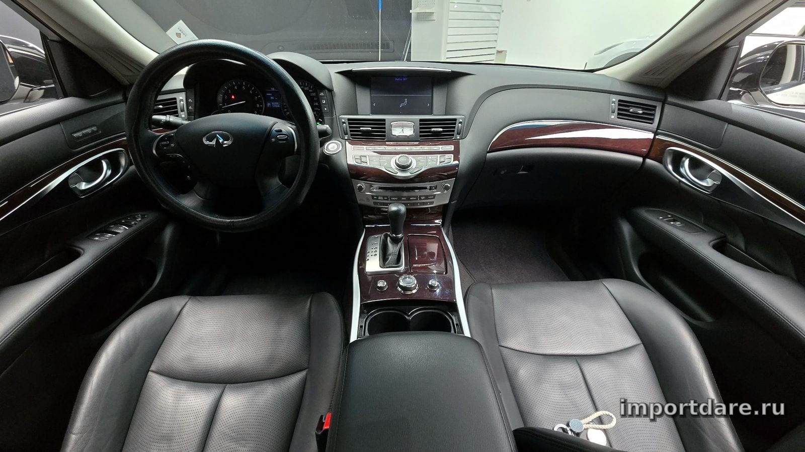 Infiniti Q70 сзади