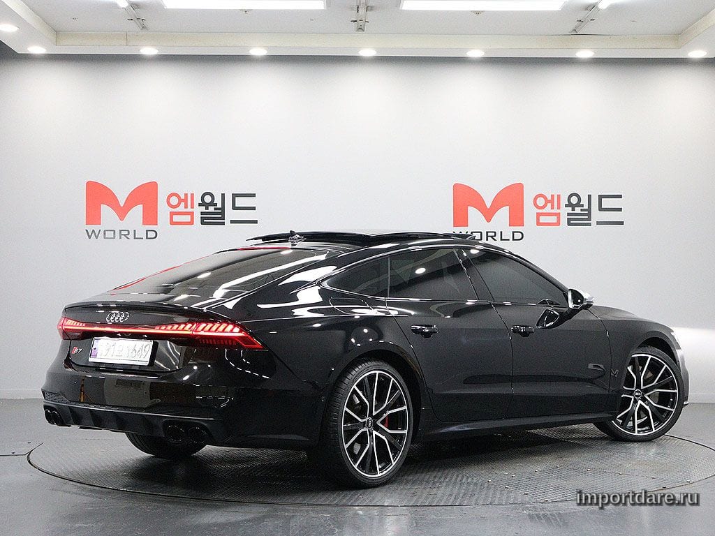 Audi S7 сбоку