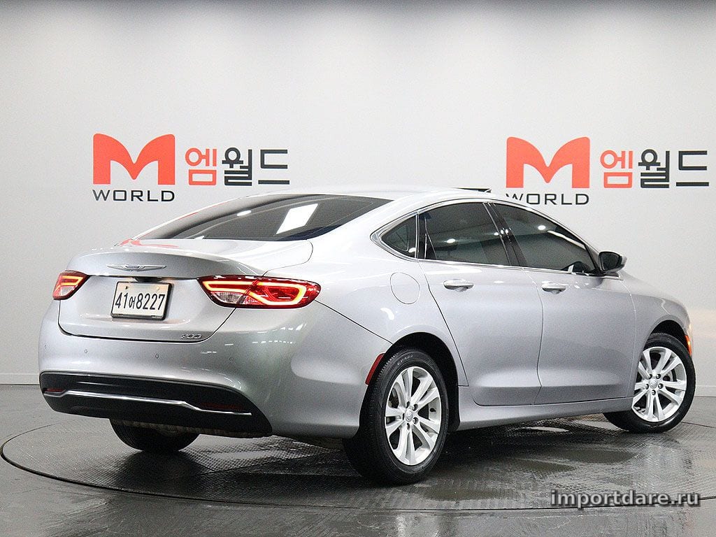 Chrysler 200 сбоку