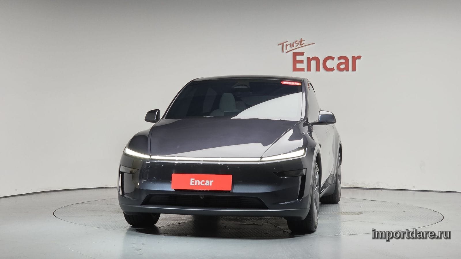 Tesla Model Y сбоку