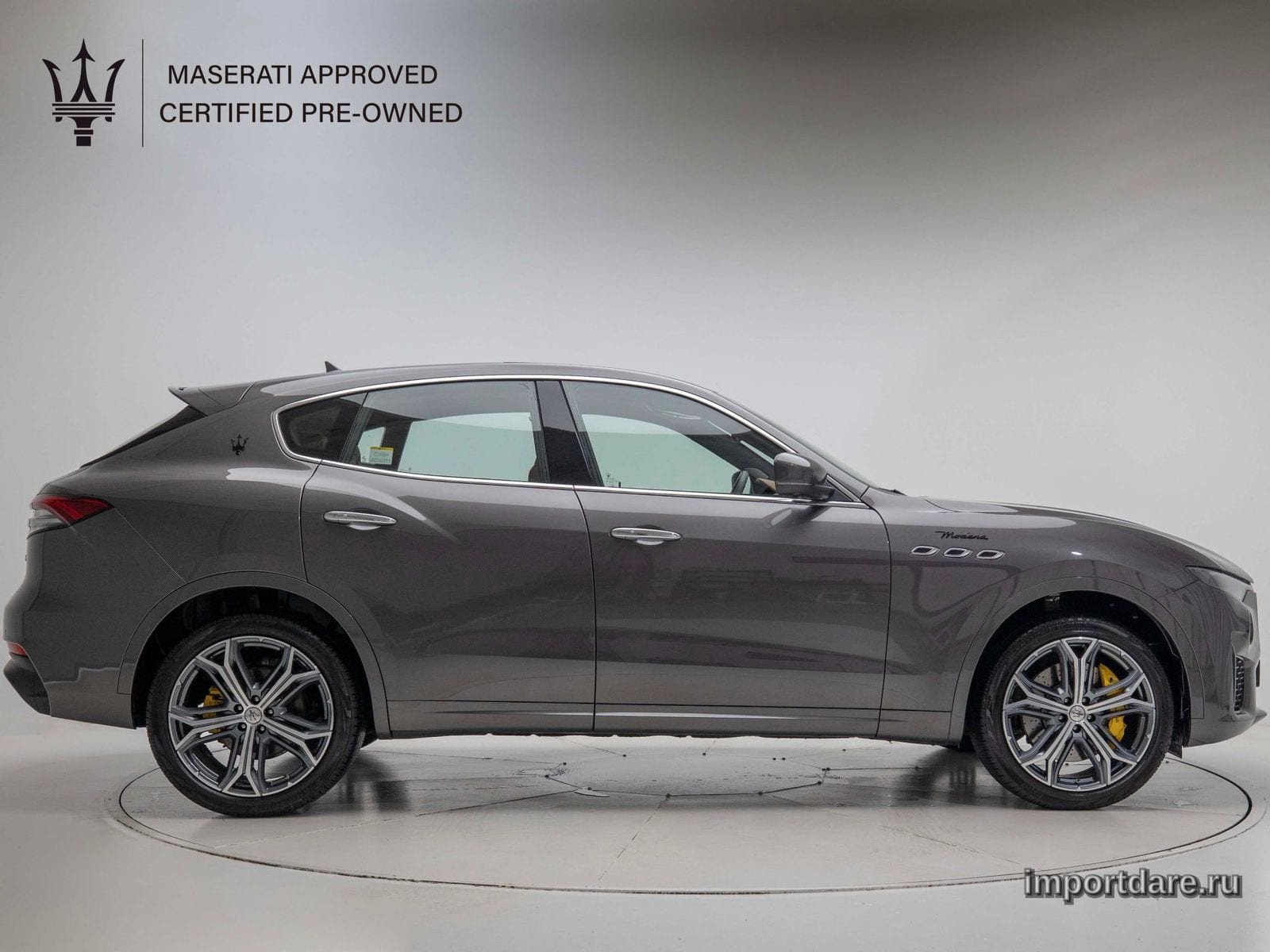 Maserati Levante сбоку