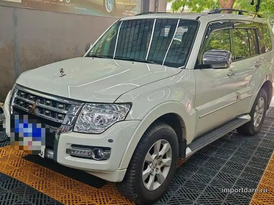 Mitsubishi Pajero Import спереди