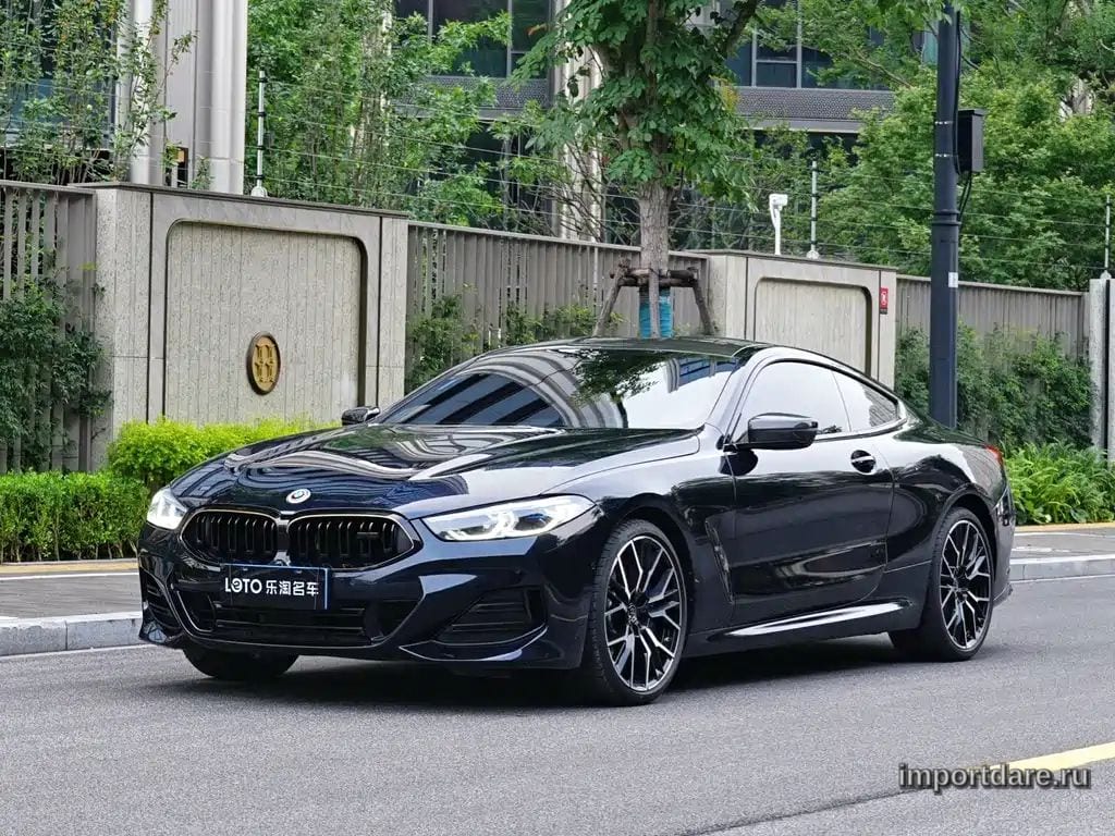BMW 8-Series спереди