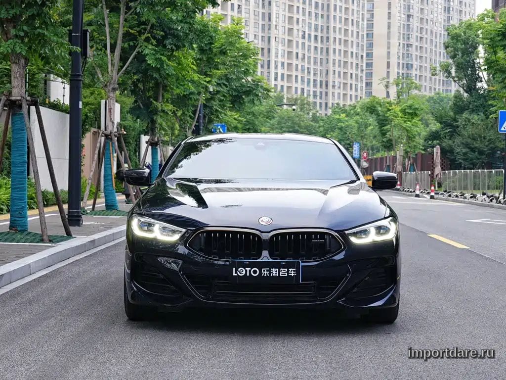 BMW 8-Series сбоку