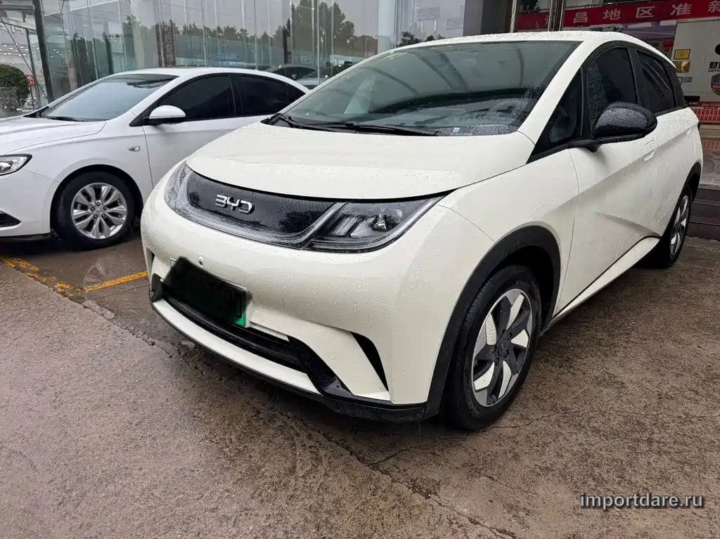 BYD DOLPHIN 2026 — 3 700 км, жёлто-оранжевый, Китай — под ключ — фото 1