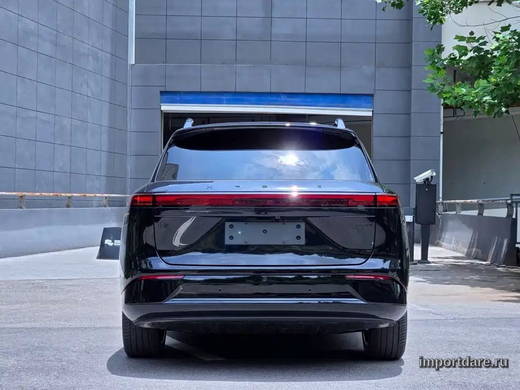 Xpeng G9 сбоку