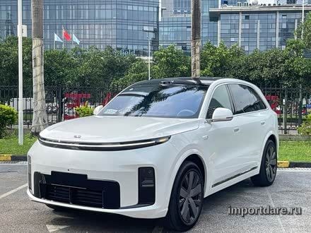 Li Auto L8 спереди