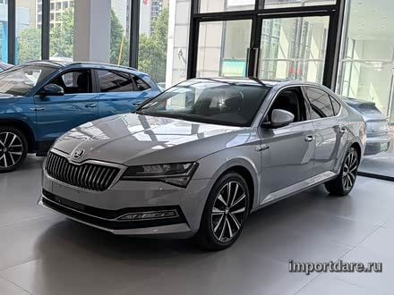 Skoda Superb спереди