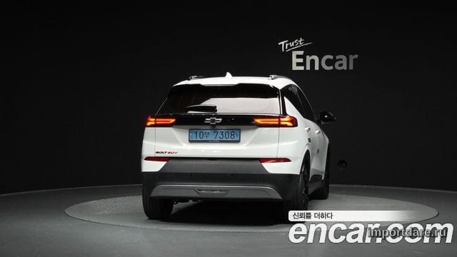 Chevrolet Bolt сзади